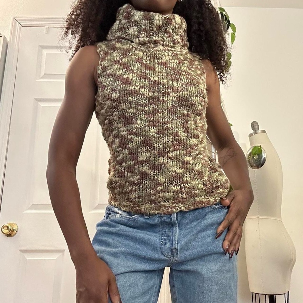 Chunky Knit Sleeveless Sweater - Brown
